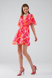 Vestido curto com decote em V com estampado abstrato em rosa e branco
