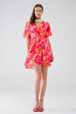 Vestido curto com decote em V com estampado abstrato em rosa e branco