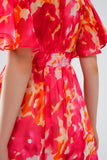 Vestido curto com decote em V com estampado abstrato em rosa e branco