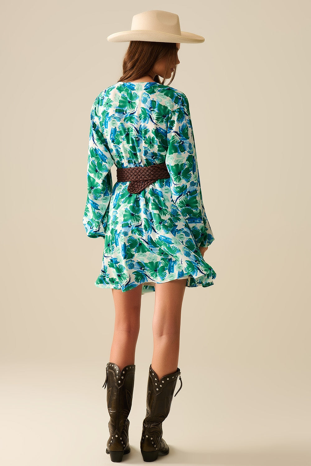 vestido curto com decote em V largo e estampa floral