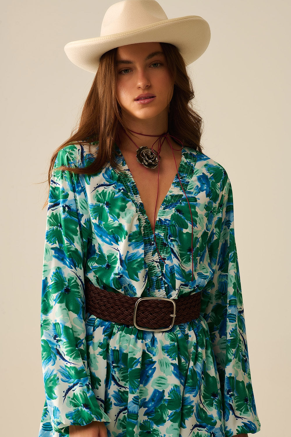 vestido curto com decote em V largo e estampa floral