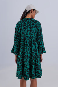 Vestido curto com desenho em camadas e impressão animal verde