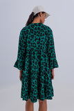 Vestido curto com desenho em camadas e impressão animal verde