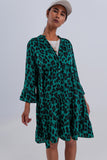 Vestido curto com desenho em camadas e impressão animal verde