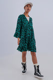 Vestido curto com desenho em camadas e impressão animal verde