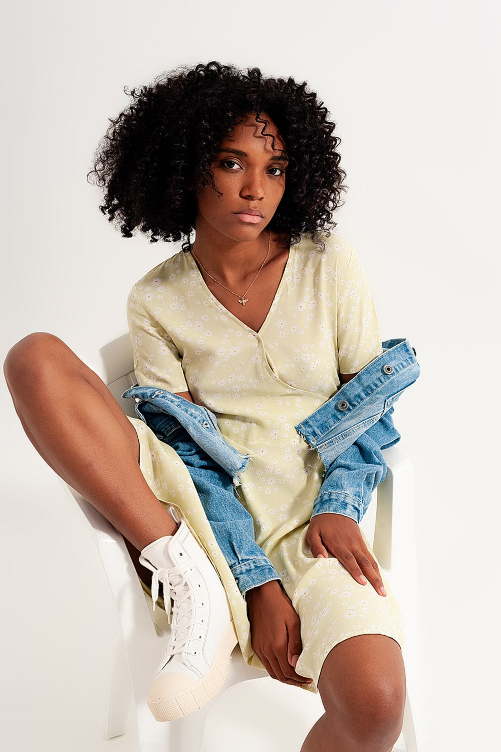 Q2 Vestido curto com desenho retro com margaridas verde