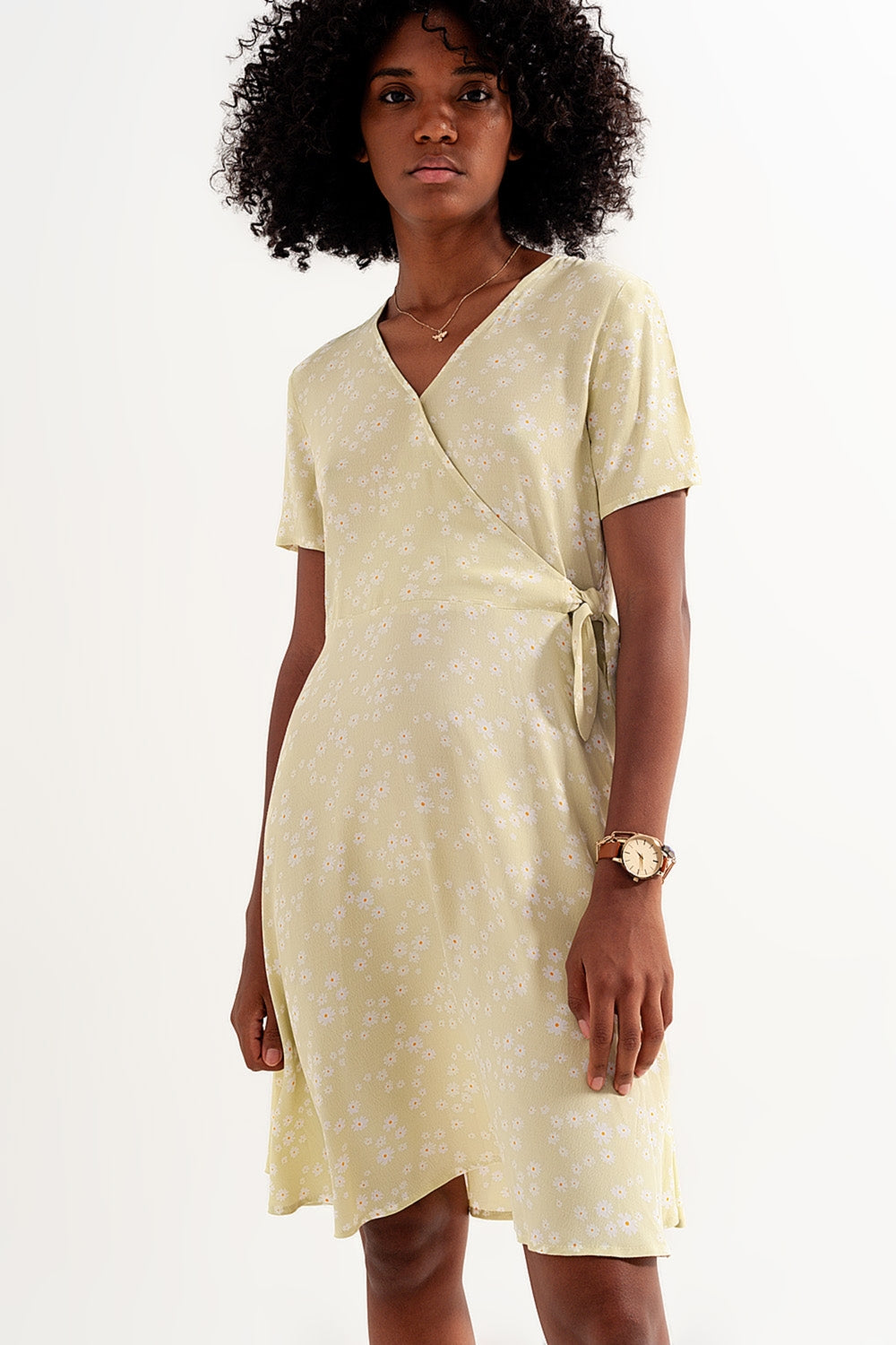 Vestido curto com desenho retro com margaridas verde