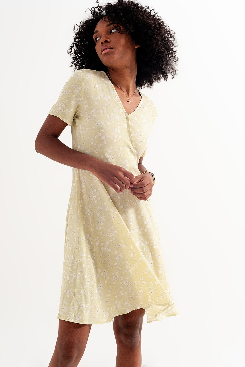 Vestido curto com desenho retro com margaridas verde