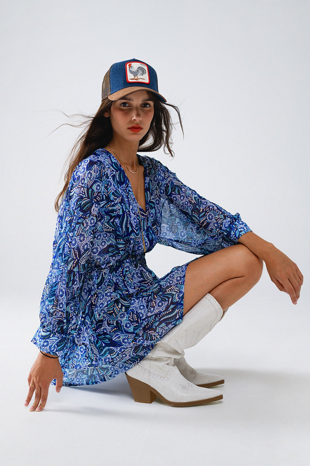 Q2 Vestido curto com estampado abstrato azul e cintura ajustável