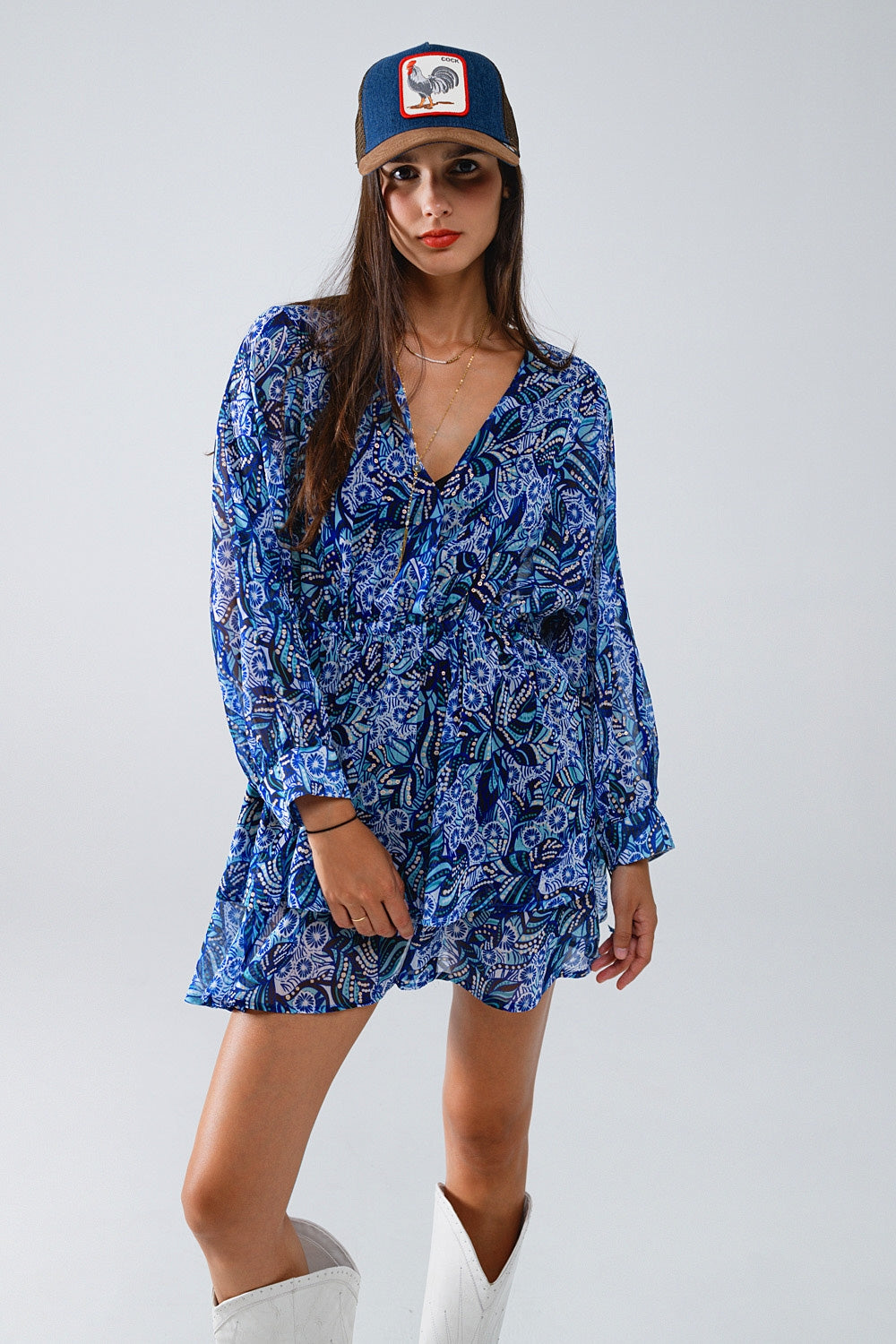 Vestido curto com estampado abstrato azul e cintura ajustável