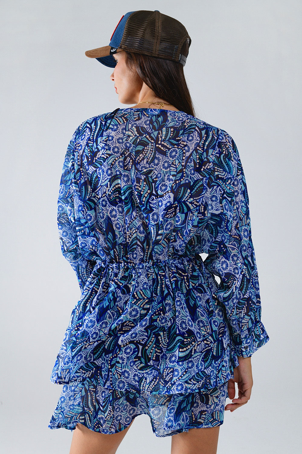 Vestido curto com estampado abstrato azul e cintura ajustável