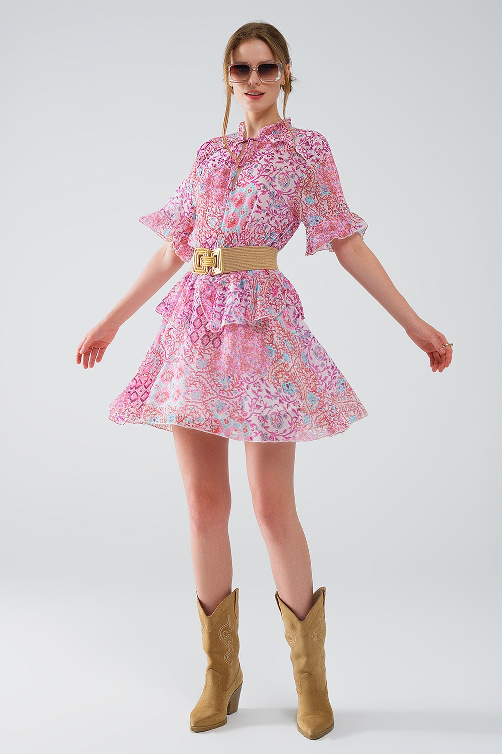 Q2 Vestido curto com estampado abstrato e saia com folhos em tons de rosa