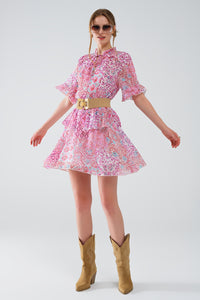 Q2 Vestido curto com estampado abstrato e saia com folhos em tons de rosa