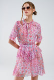 Vestido curto com estampado abstrato e saia com folhos em tons de rosa
