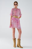 Vestido curto com estampado abstrato e saia com folhos em tons de rosa