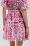 Vestido curto com estampado abstrato e saia com folhos em tons de rosa