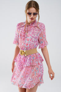 Vestido curto com estampado abstrato e saia com folhos em tons de rosa
