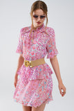 Vestido curto com estampado abstrato e saia com folhos em tons de rosa