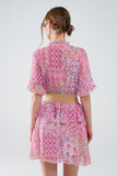 Vestido curto com estampado abstrato e saia com folhos em tons de rosa