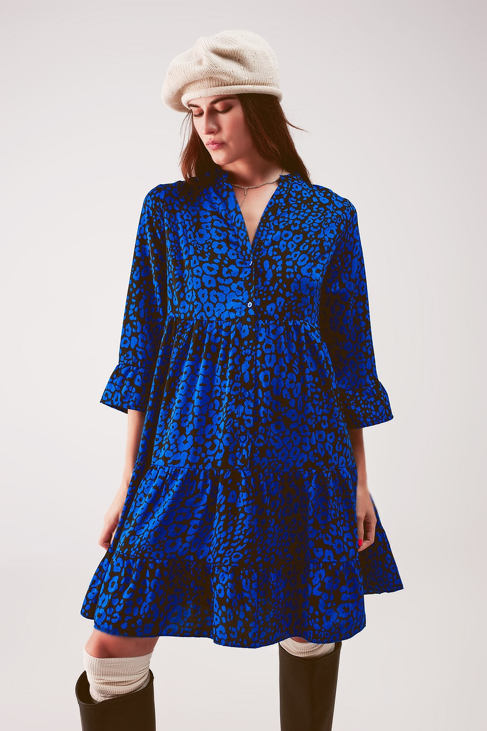 Vestido curto com estampado animal azul largo e saia em escalões