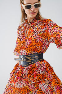Vestido curto com estampado animal em laranja e branco