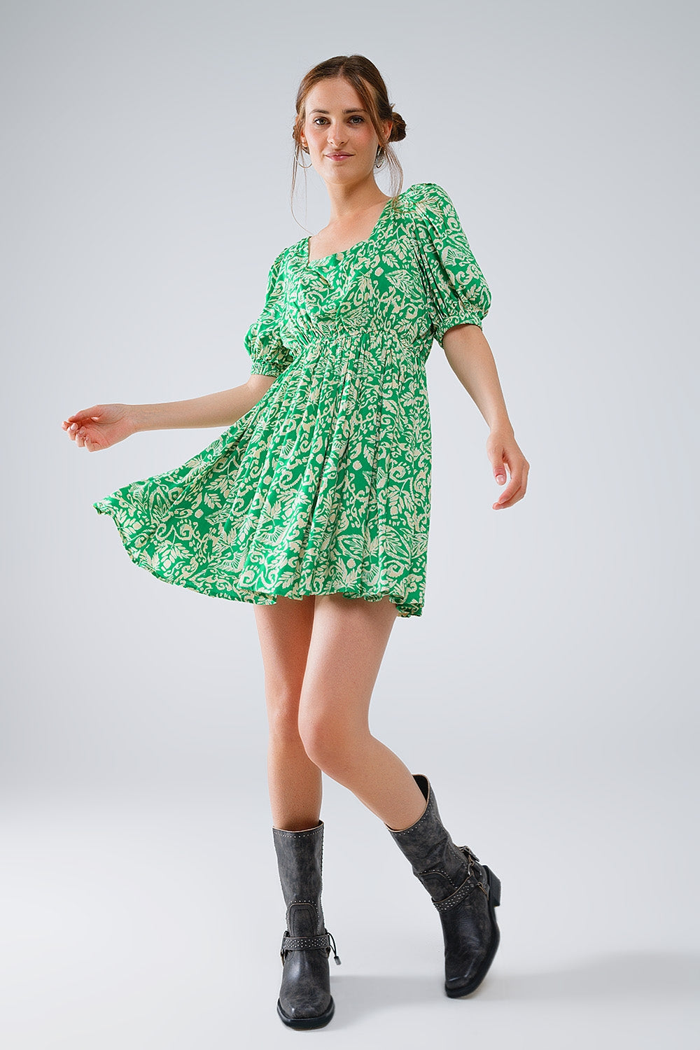 Q2 vestido curto com estampado floral e costas franzidas em verde