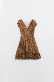 Vestido curto com estampado leopardo e cintura subida
