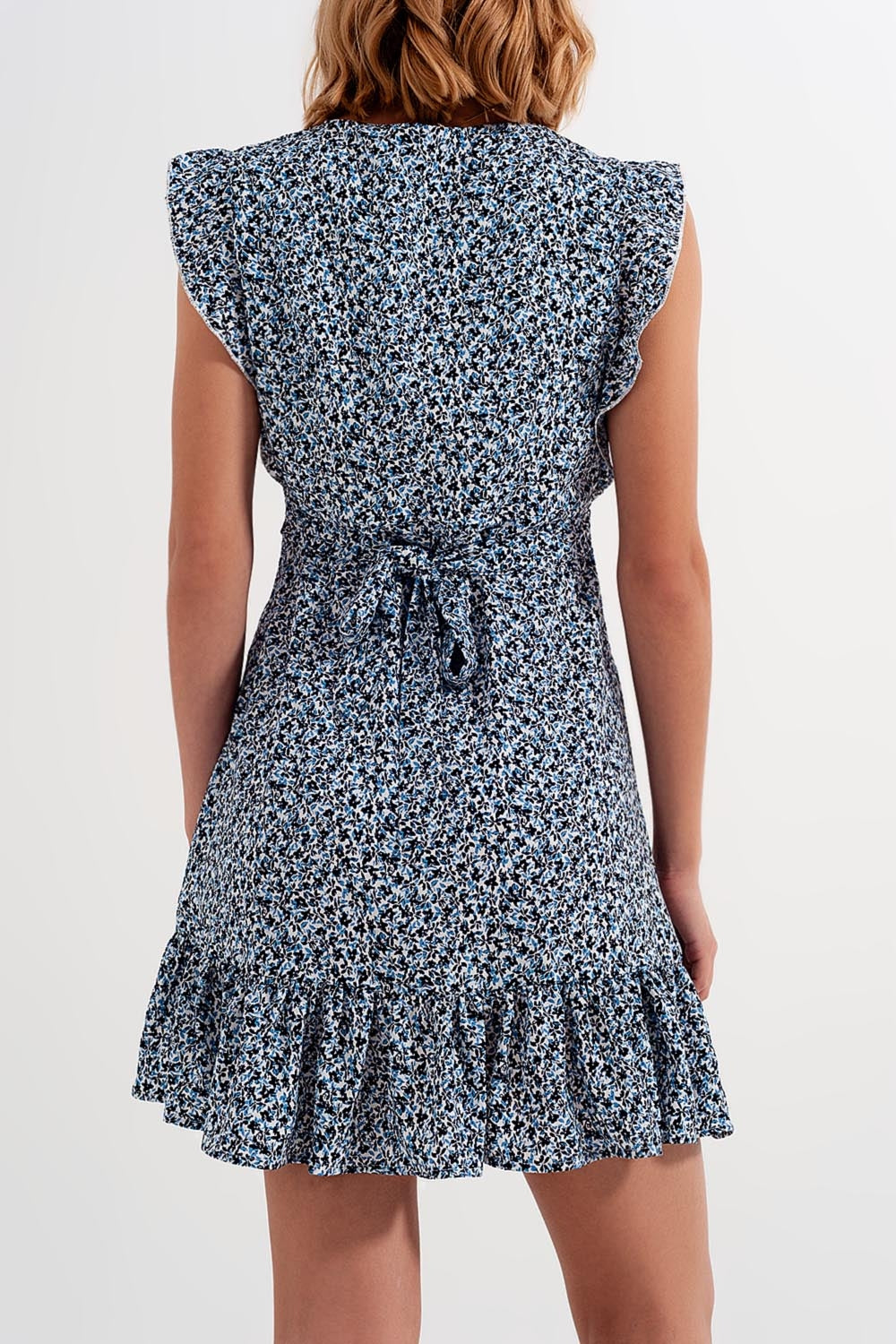 Vestido curto com mangas babadas e estampa floral em azul