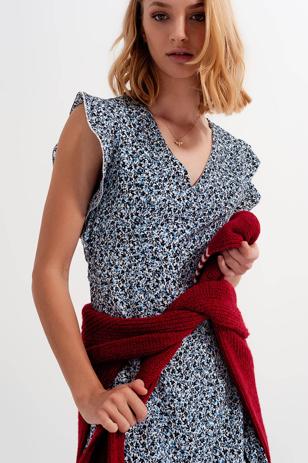 Vestido curto com mangas babadas e estampa floral em azul