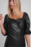 Vestido curto com mangas bufantes em couro sintético preto