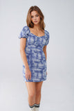 Vestido curto com mangas bufantes em estampado azul e branco abstrato