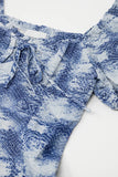Vestido curto com mangas bufantes em estampado azul e branco abstrato