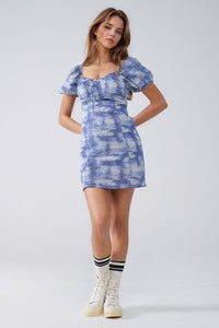 Q2 Vestido curto com mangas bufantes em estampado azul e branco abstrato