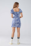 Vestido curto com mangas bufantes em estampado azul e branco abstrato