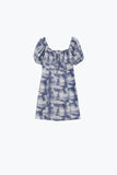 Vestido curto com mangas bufantes em estampado azul e branco abstrato