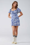 Q2 Vestido curto com mangas bufantes em estampado azul e branco abstrato