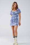 Vestido curto com mangas bufantes em estampado azul e branco abstrato