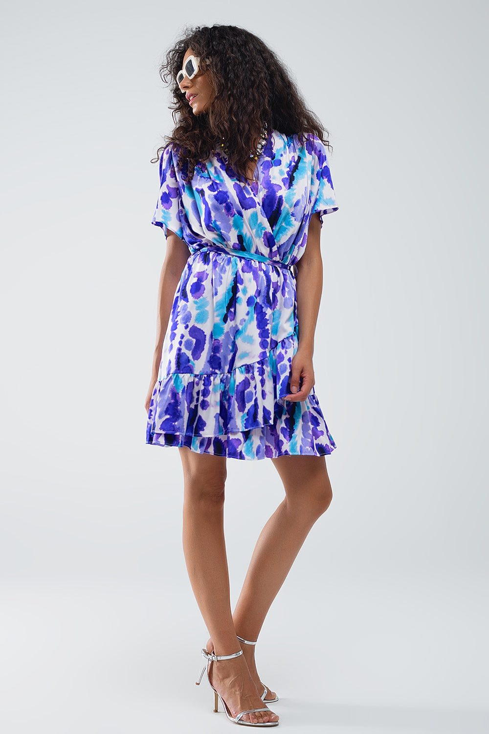 Q2 Vestido curto com mangas enroladas em azul e roxo Tie-dye