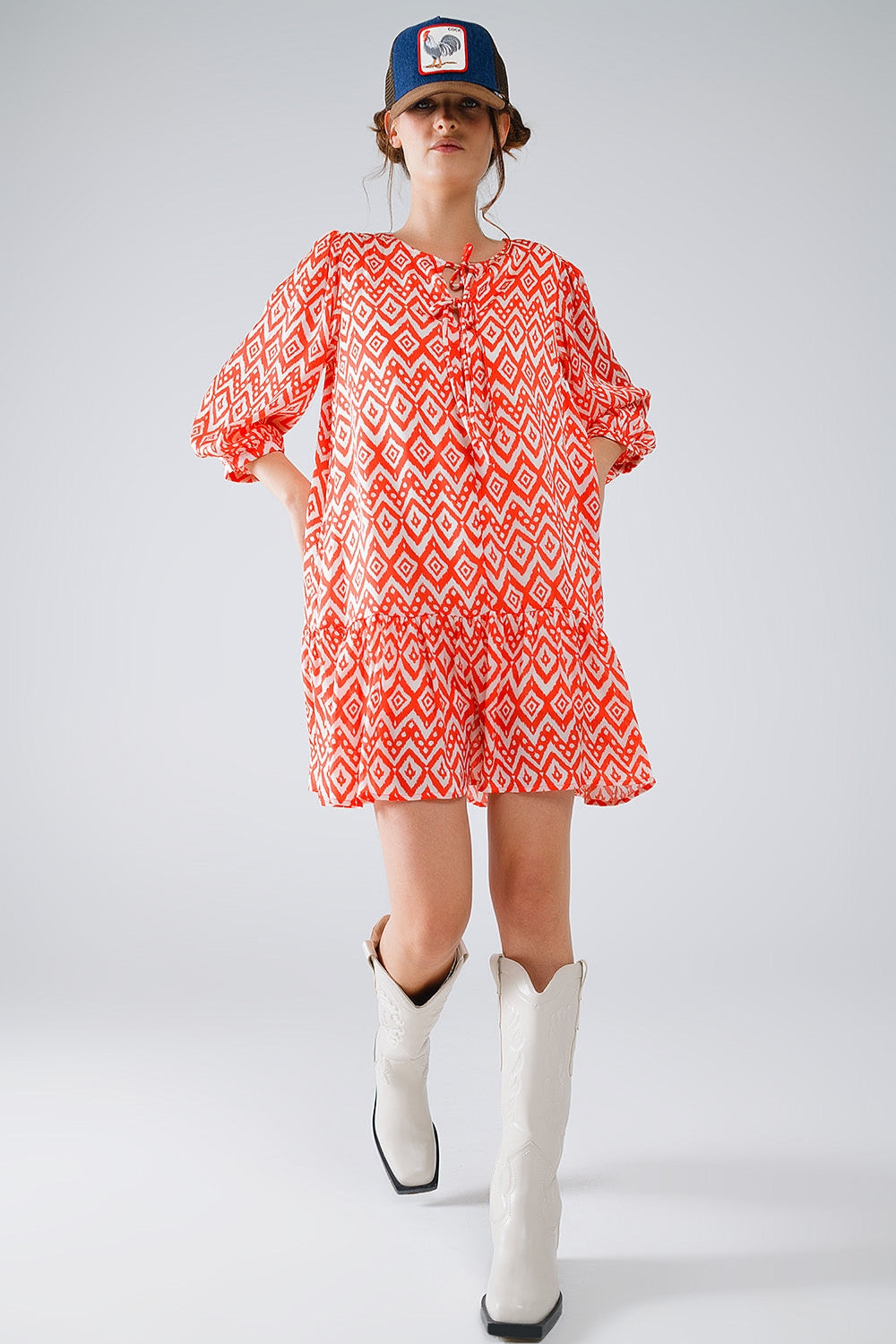 Q2 Vestido curto com pormenores de laço à frente em estampado étnico vermelho