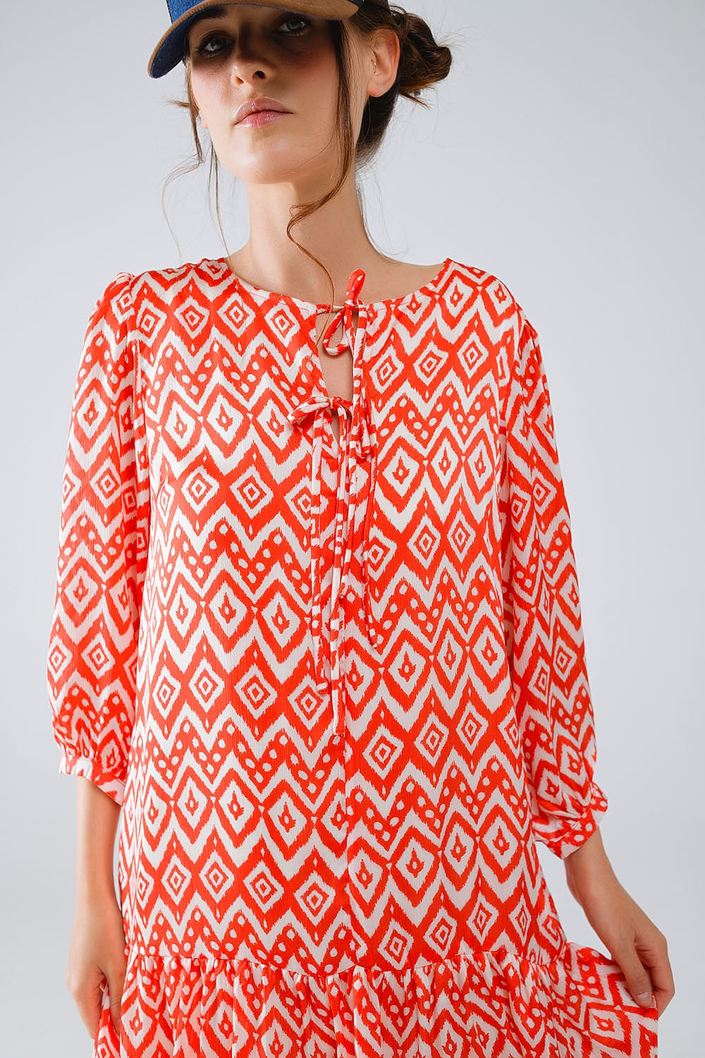 Vestido curto com pormenores de laço à frente em estampado étnico vermelho