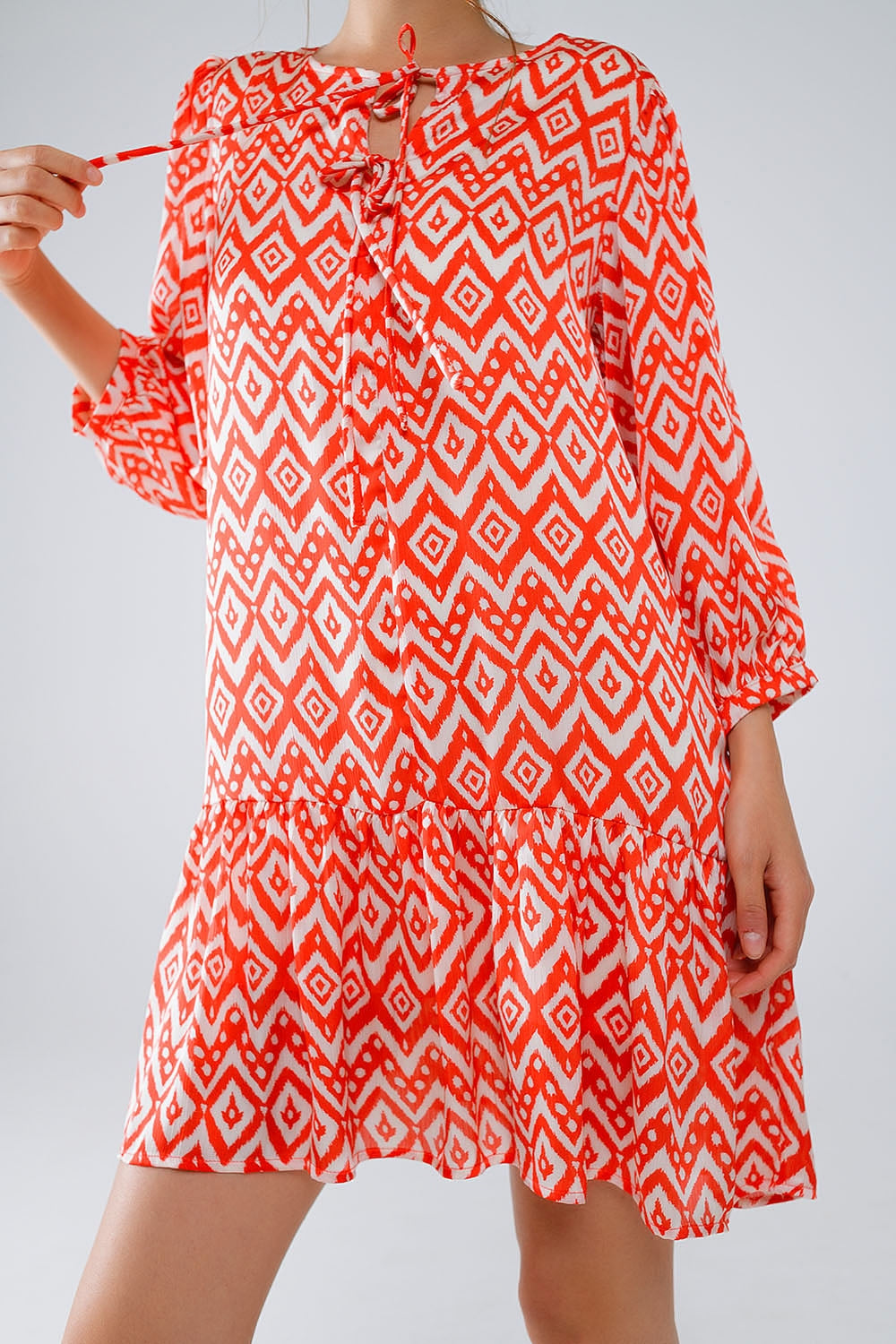 Vestido curto com pormenores de laço à frente em estampado étnico vermelho