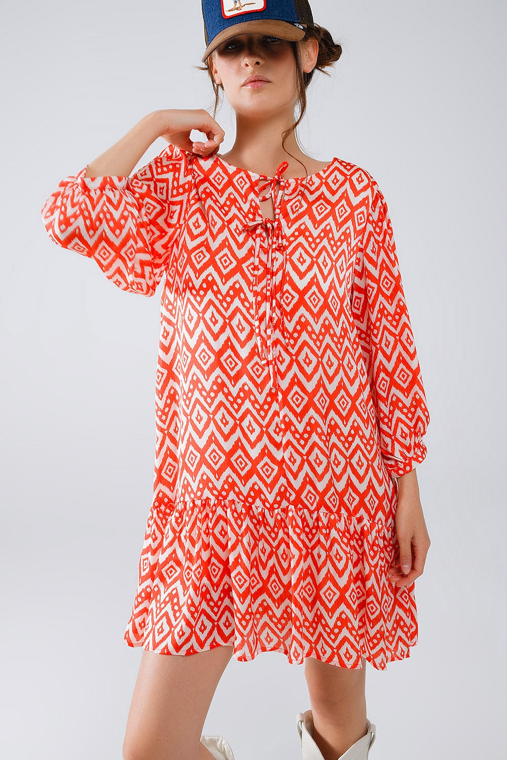 Vestido curto com pormenores de laço à frente em estampado étnico vermelho