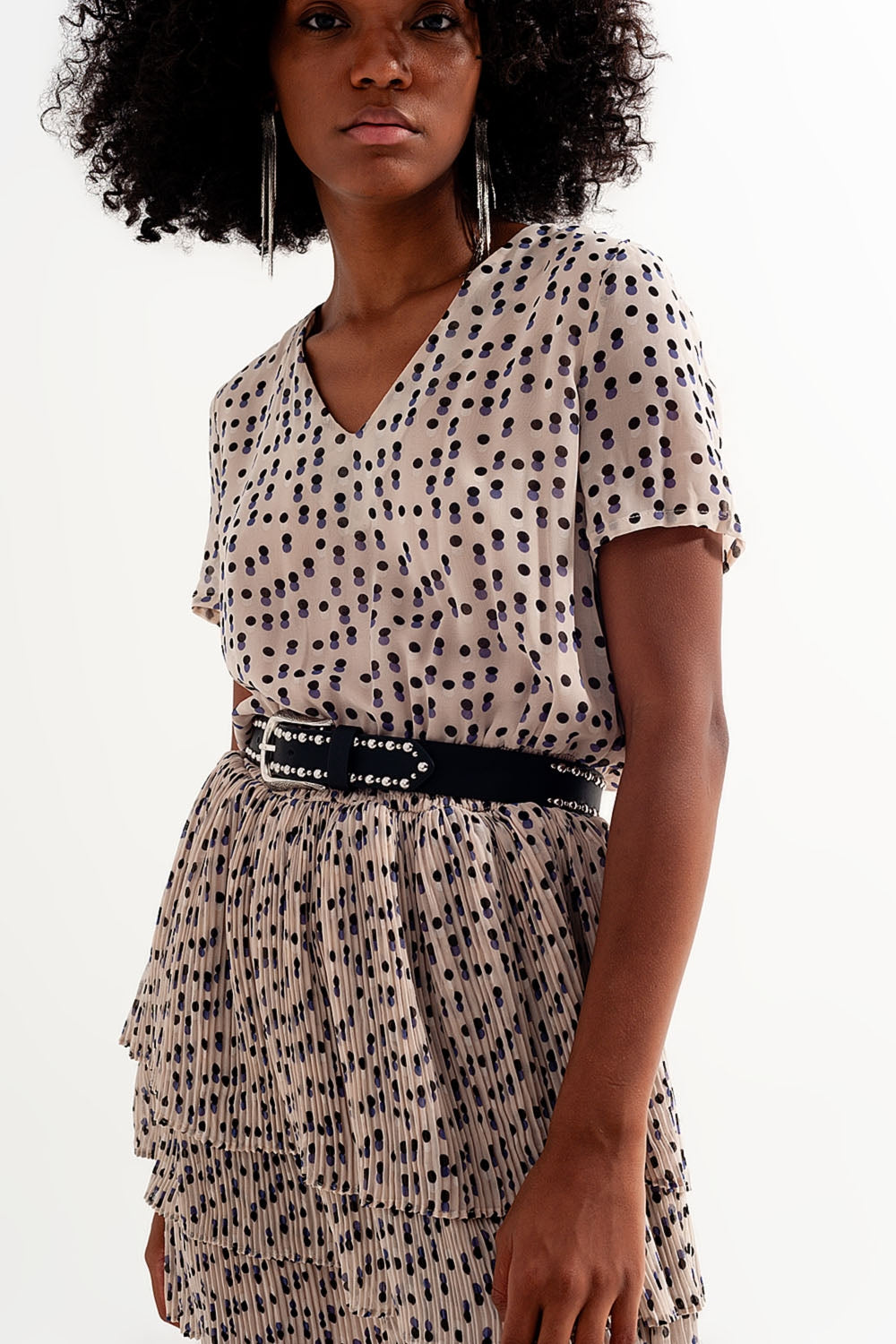 Vestido curto cor-de-creme com cintura franzida e sobre saia