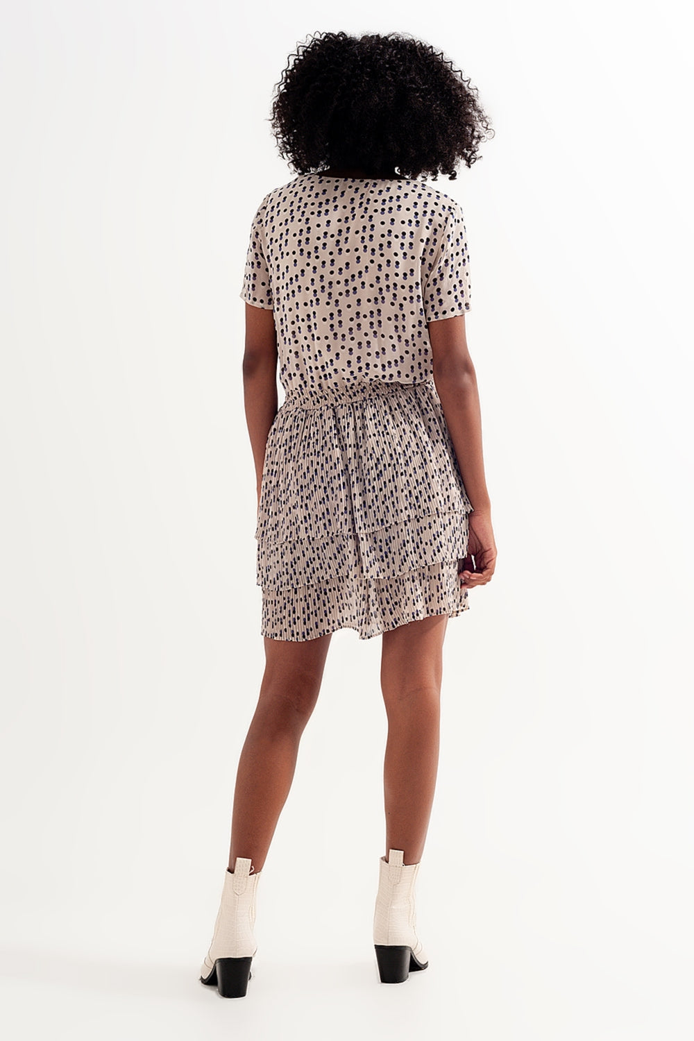 Vestido curto cor-de-creme com cintura franzida e sobre saia