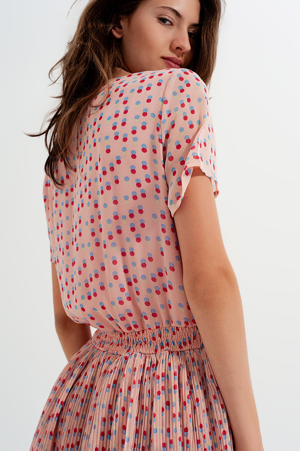 Vestido curto cor-de-rosa com cintura franzida e sobre saia