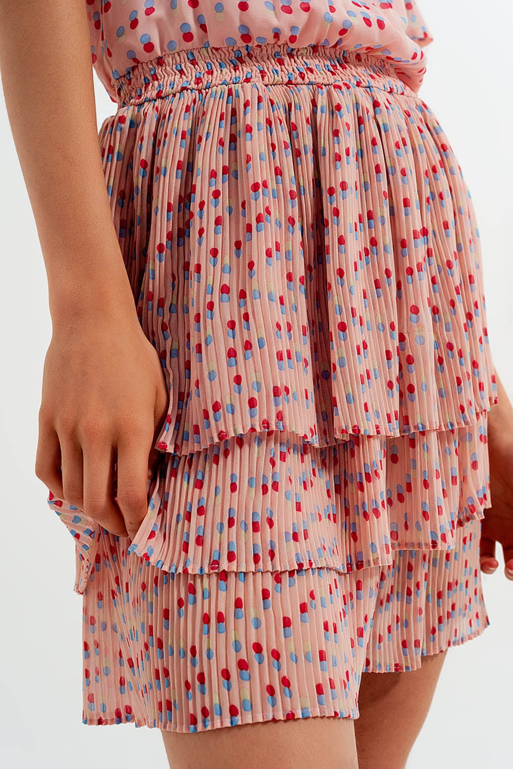 Vestido curto cor-de-rosa com cintura franzida e sobre saia