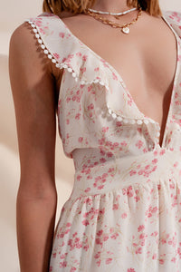 Vestido curto cor de rosa com decote de plumeti com flores