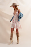 Vestido curto cor de rosa com decote de plumeti com flores