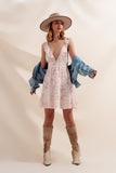 Vestido curto cor de rosa com decote de plumeti com flores