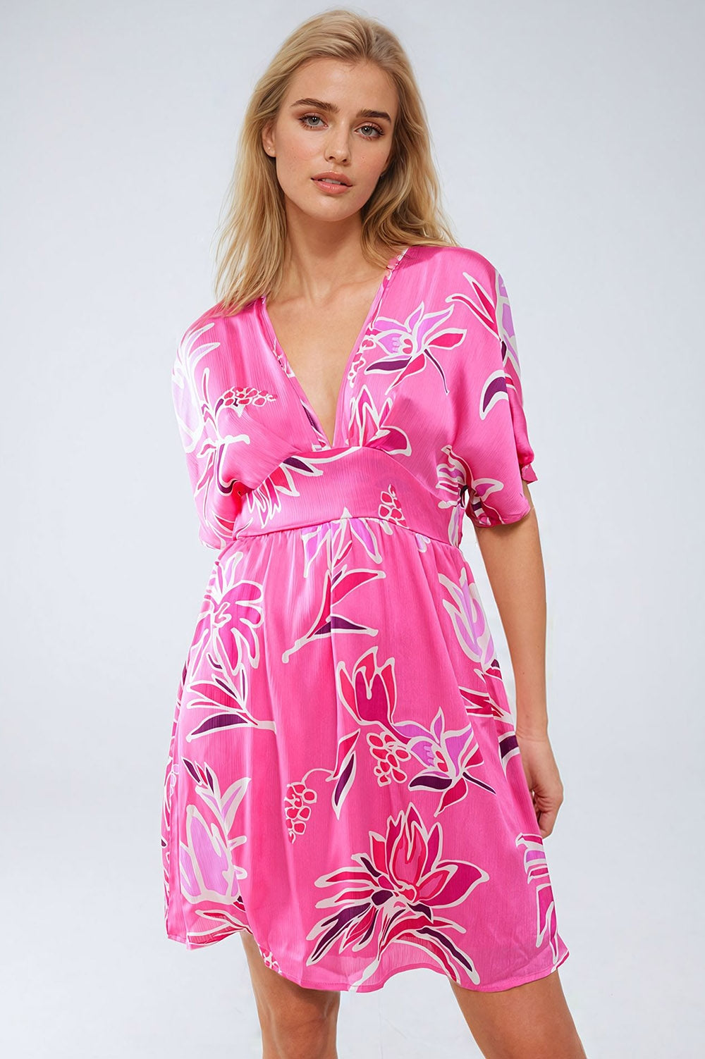 Q2 Vestido curto cor-de-rosa com estampado de flores e decote em V